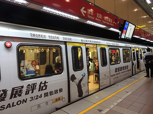 台湾のMRT(地下鉄)は値段が安く安心して使える乗り物です。