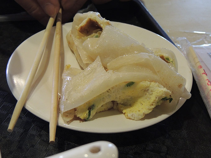 台北の朝ご飯屋さん阜杭豆漿の蛋餅（台湾風クレープ）