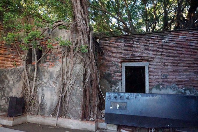 台南のオススメ観光スポット、安平樹屋をぶらぶらしてきました。