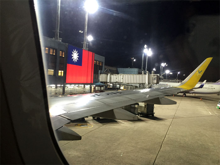 朝5時に桃園空港到着のフライト、両替所はちゃんと営業していました。