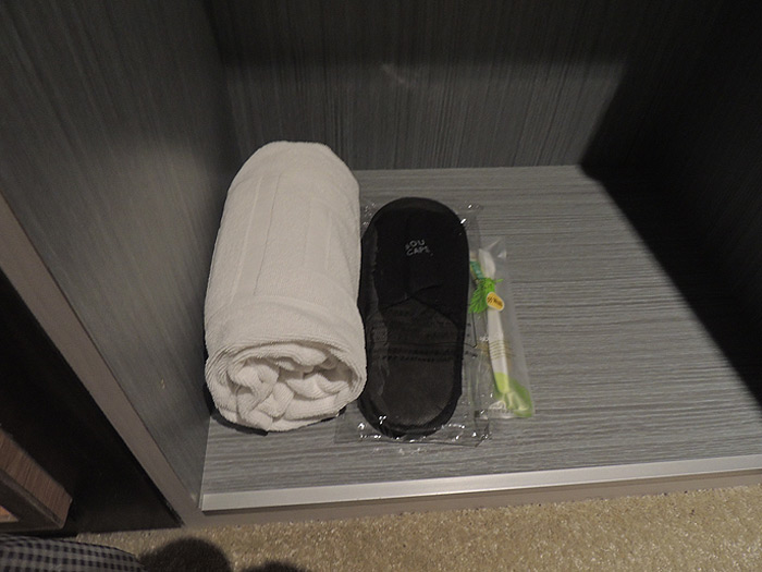 ロッカールームには使い捨てのスリッパや歯磨きが置いてありました。