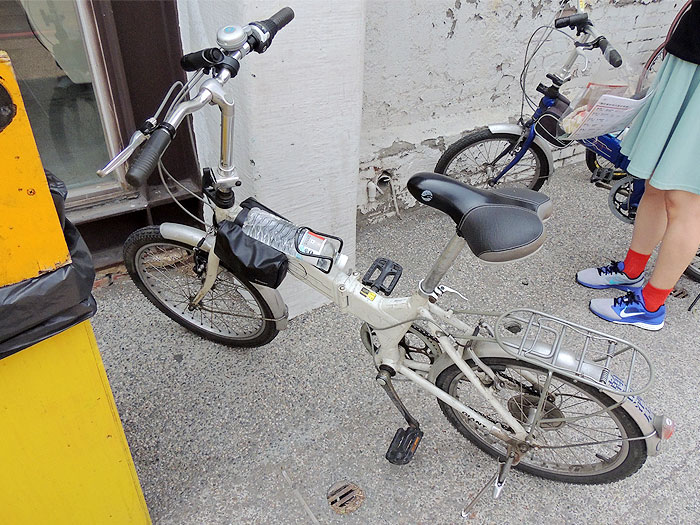 自転車にはペットボトルを取り付ける場所があって便利。